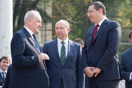Moldovan president lays flowers at Stefan cel Mare monument