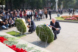 Moldovan president lays flowers at Stefan cel Mare monument