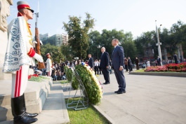 Ziua Independenței: Președintele a depus flori la monumentul domnitorului Ștefan cel Mare și la „Maica îndurerată”