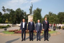 Moldovan president lays flowers at Stefan cel Mare monument