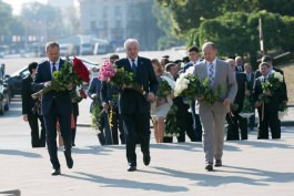 Moldovan president lays flower on Romanian Language Day