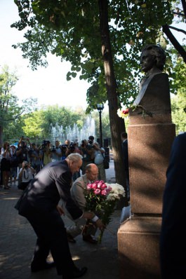 Moldovan president lays flower on Romanian Language Day