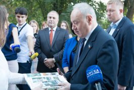 Президент Николае Тимофти посетил лицей им. Алеку Руссо в с. Кожушна района Стрэшень
