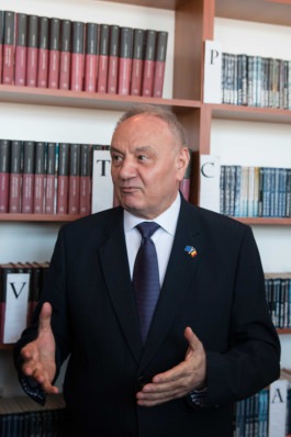 President visits lyceum in central Moldova