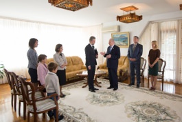 Moldovan president awards Romanian ambassador