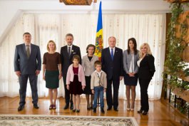 Президент Николае Тимофти наградил румынского посла Мариуса Лазурку