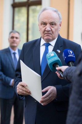 Moldovan president signs decrees on government's resignation, appointing acting premier