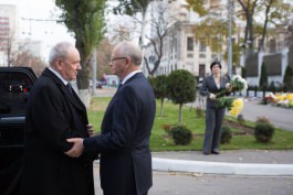 Moldovan president conveys condolences at Romanian, Russian embassies