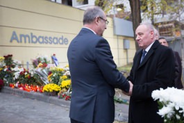 Moldovan president decrees 16 November as mourning day for Paris terror attacks victims