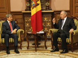 Президент Николае Тимофти провел телефонный разговор с румынским премьером Дачианом Чолошом